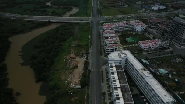 Fly Přes Nové Vývoj Mokřady Silnice Odhalující Řeku Město Panorama — Stock video