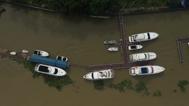 Shora Dolů Drone Střílel Přes Řeku Přístav Luxusními Motorovými Čluny — Stock video