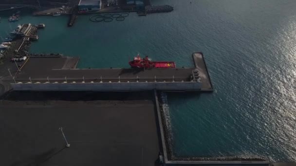 红色货船停泊在加那利群岛拉帕尔马Tazacorte港口的码头 空中前倾向下 — 图库视频影像
