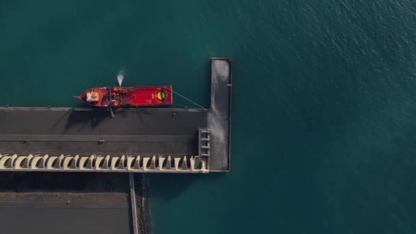 Czerwony Statek Towarowy Zakotwiczony Nabrzeżu Portu Tazacorte Wyspie Palma Odchylone — Wideo stockowe