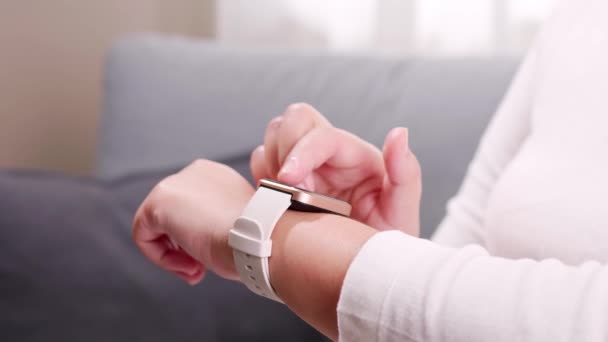 Close Tiro Uma Mão Mulher Que Tocar Rolar Smartwatch Fim — Vídeo de Stock