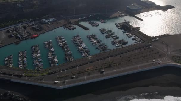 Dron Letící Nad Přístavem Tazacorte Sopečnou Černou Pláží Ostrově Palma — Stock video