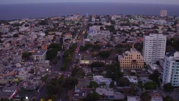 Alacakaranlıkta Santo Domingo Şehrinde Ilerleyen Hava Aracı Arka Planda Deniz — Stok video