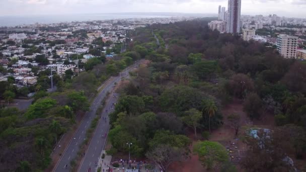 Drönare Flyger Över Health Avenue Mirador Sur Park Med Skyskrapor — Stockvideo