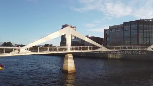 Ludzie Przechodzący Przez Most Tradeston Squinty Bridge Glasgow — Wideo stockowe