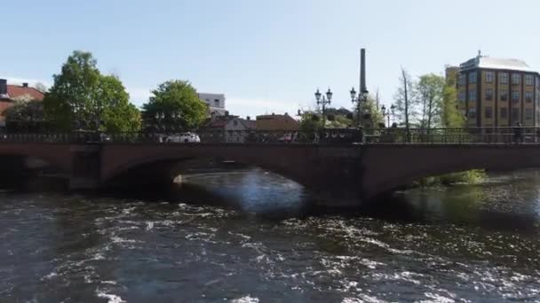 Opstijgen Vanuit Lucht Neergeschoten Brug Onthulling Museum Work Building Zweden — Stockvideo