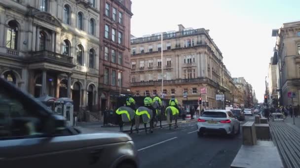 Grupo Policías Sus Caballos Una Concurrida Carretera Ciudad — Vídeos de Stock