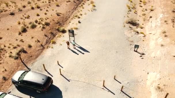 Menschen Auf Dem Parkplatz Der Wüste Nevada — Stockvideo