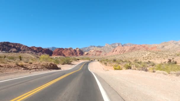 Автомобілі Їдуть Пустинною Дорогою — стокове відео