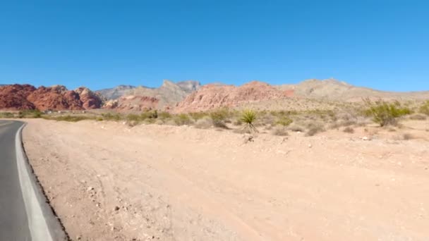 在内华达沙漠山路上行走 — 图库视频影像