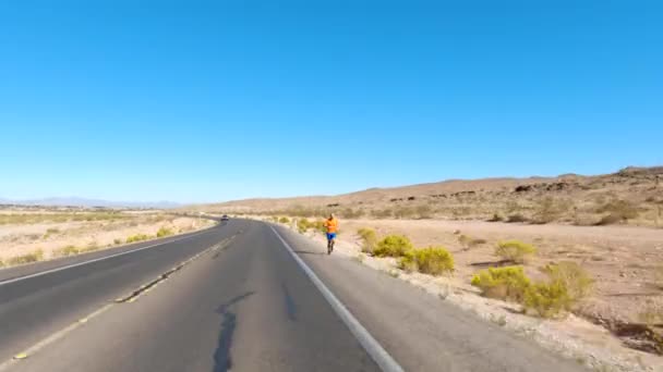 Desert Road Samochód Jogger — Wideo stockowe