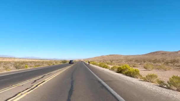 Coches Bicicletas Camino Del Desierto — Vídeo de stock