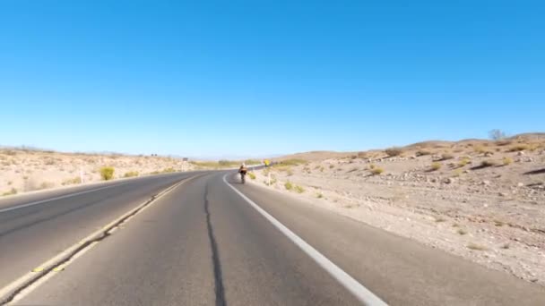 Bicicleta Uma Estrada Deserto — Vídeo de Stock