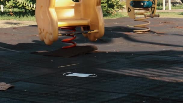 Установочный Снимок Заброшенной Детской Площадки Маской Земле Внизу Напоминание Влиянии — стоковое видео