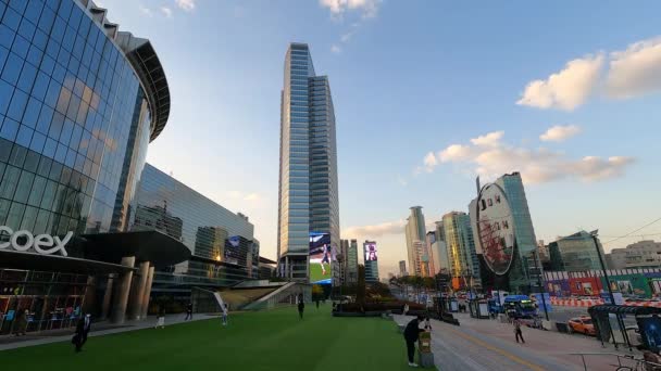People Mask Walking Street Dengan Pembangunan Menara Volkm Coex Gangnam — Stok Video