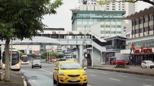 Ταξί Και Λεωφορεία Που Οδηγούν Στο Δρόμο Κάτω Από Ένα — Αρχείο Βίντεο
