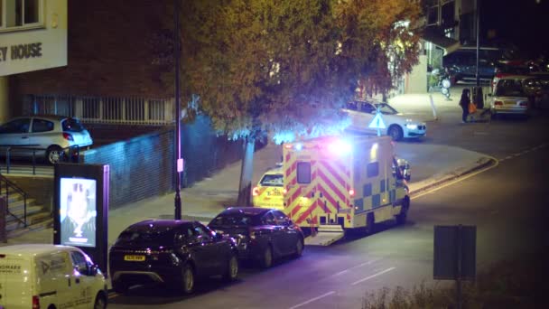 Londýnská Ambulance Blikajícími Světly Zaparkovanými Noci Ulici — Stock video