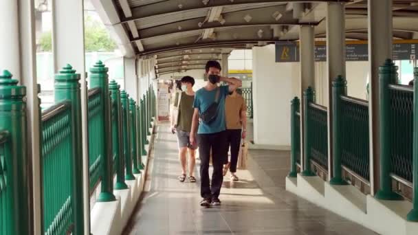 Mensen Met Maskers Lopen Een Brug Die Het Centrale Massale — Stockvideo