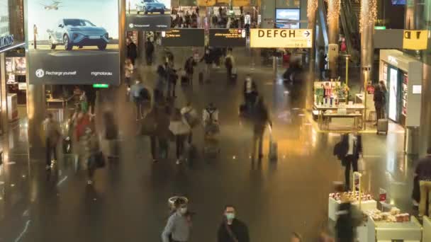 Timelapse Pessoas Que Caminham Dentro Aeroporto Schiphol Com Lojas Holanda — Vídeo de Stock