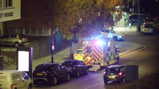 London Ambulans Med Blinkande Ljus Parkerade Gata Natten Trafiken — Stockvideo