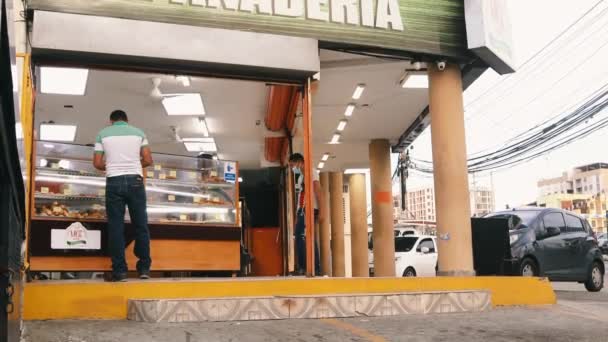 在巴拿马城Fernandez Cordoba大道的一家受欢迎的面包店前面 2名男性顾客浏览了可供购买的各种蛋糕和糕点 — 图库视频影像