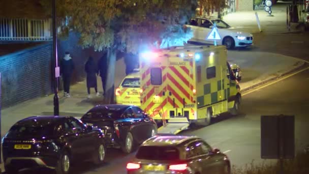 ロンドン北部のエッジウェアの町で閃光を放つ救急車の静的なショット — ストック動画