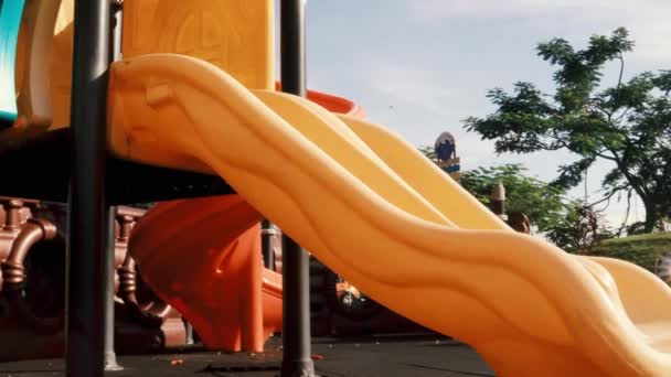 Una Foto Una Muñeca Niño Naranja Plástico Desliza Parque Público — Vídeo de stock