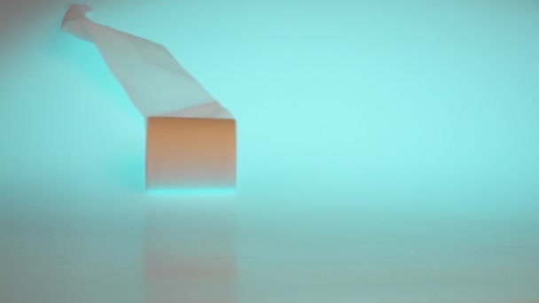 Filmisk Slow Motion Skott Toalettpapper Rullar Släppa Reflekterande Bordsskiva Och — Stockvideo