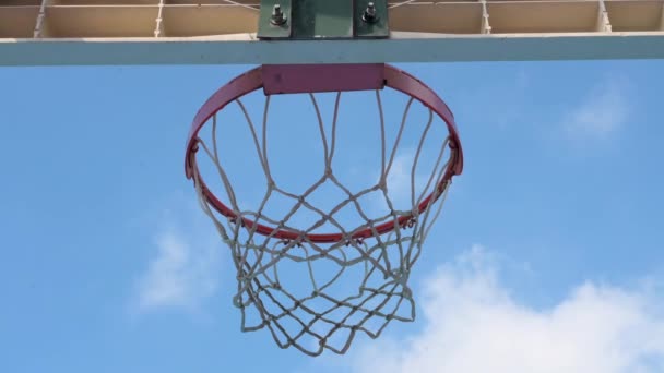 Низький Кут Баскетбольного Помаранчевого Обруча Проти Блакитного Неба Білих Хмар — стокове відео