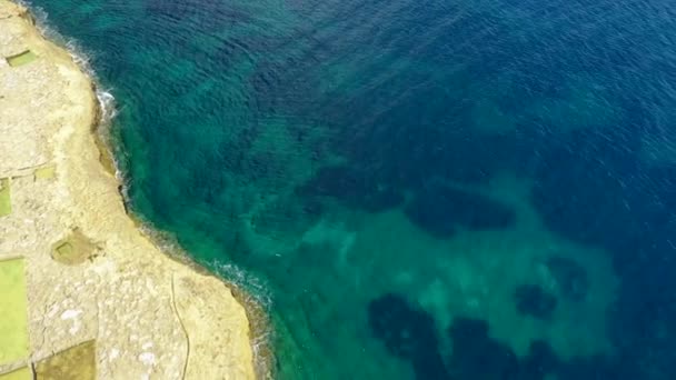 Aeria Wokół Wybrzeża Wyspy Gozo Malty Solanki — Wideo stockowe