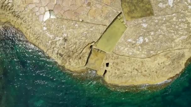 Aerial Directamente Xwejni Bay Salt Pans Gozo Island Malta — Vídeo de Stock