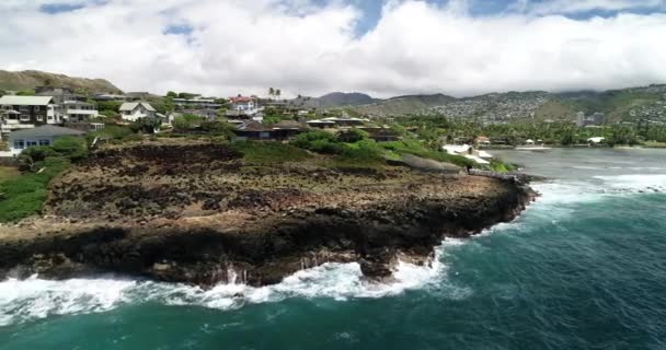 空中の視点 青い水の中のタイの海岸線のパノラマ — ストック動画