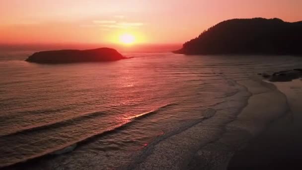 Onde Rotolando Sulla Spiaggia Durante Bellissimo Tramonto Rosso Panning Aerea — Video Stock