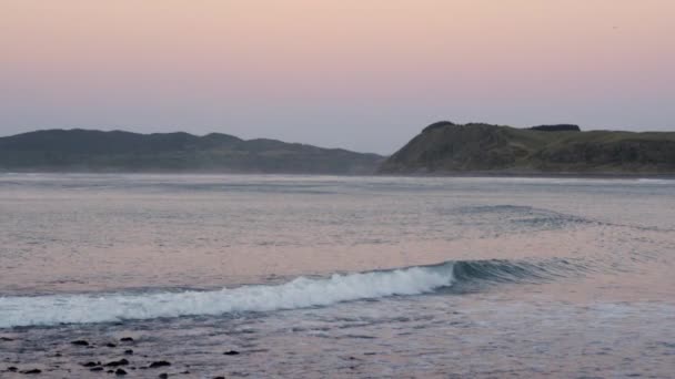 Onda Del Océano Rodando Orilla Atardecer Bahía Nueva Zelanda — Vídeos de Stock