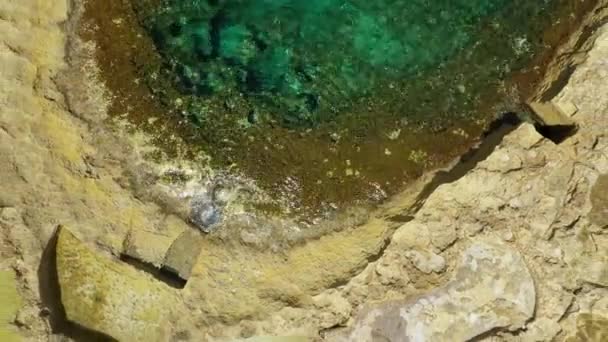 Direttamente Aereo All Esterno Delle Antiche Saline Dell Isola Gozo — Video Stock