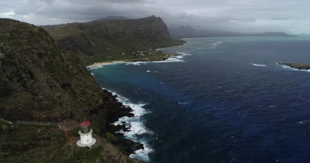 Flygsynvinkel Fyr Klippan Kustpanorama Över Hawaii Med Vågbrytning — Stockvideo