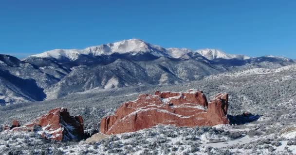 空中ビュー降下ショット 神々の風景庭園 コロラドスプリングス 背景に雪に覆われたパイクスピーク — ストック動画