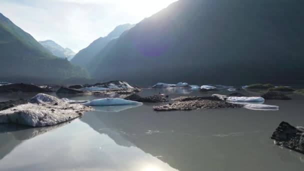 夏にはバルデス氷河湖が溶け パドルボーダーが空中に浮かぶ — ストック動画
