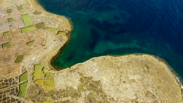 Aerial Słone Patelnie Wyspie Xwejni Bay Gozo Malcie Wybrzeżu — Wideo stockowe