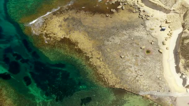 Aerial Sobre Aguas Turquesas Del Océano Costa Gozo Island — Vídeos de Stock