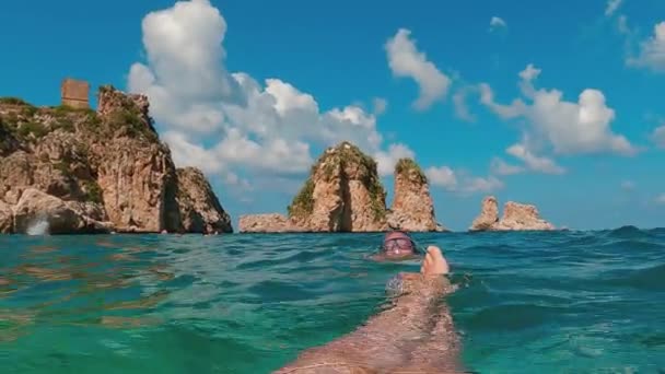 Fpv Piernas Pies Femeninos Relajándose Mientras Flota Agua Mar Con — Vídeos de Stock