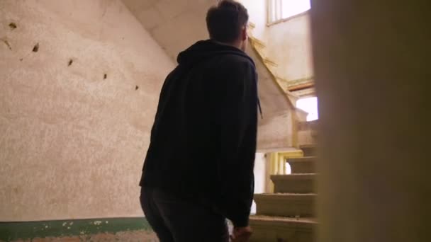 Personne Montant Les Escaliers Intérieur Ruines Vieux Bâtiments Journée Ensoleillée — Video