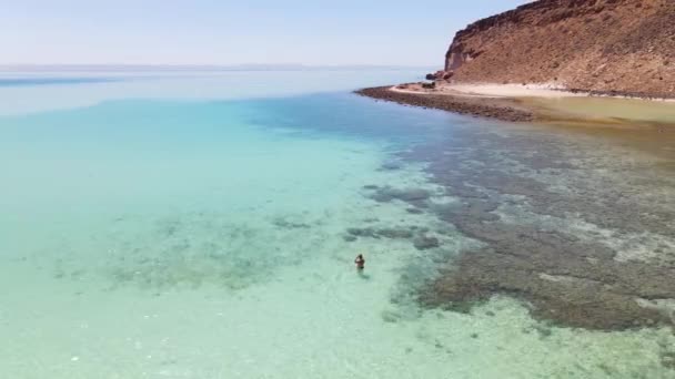 Luchtfoto Vrouw Zwemmen Zwemmen Turquoise Zee Ondiepe Tropische Zeegezicht Paz — Stockvideo
