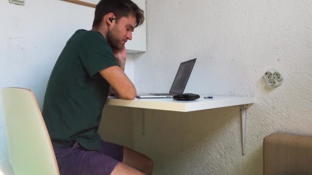 Uomo Che Parla Telefono Mani Libere Mentre Lavora Computer Una — Video Stock