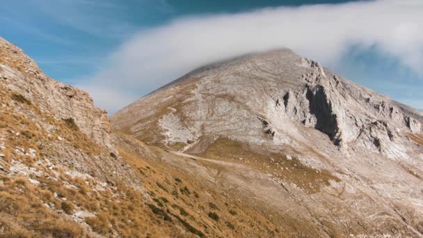 Chmury Nad Górami Wysoko Alpach Bałkańskich Słoneczny Jesienny Dzień Bułgarii — Wideo stockowe