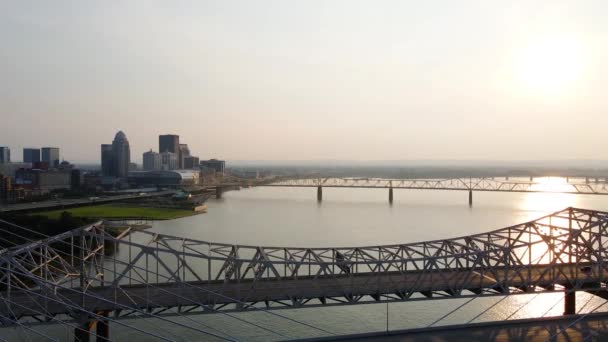 Luchtfoto Van Snelweg Louisville Skyline Zonnige Avond Verenigde Staten Pan — Stockvideo