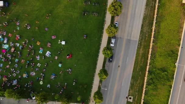 Vista Aérea Sobre Una Multitud Sentada Césped Concierto Louisville Rotando — Vídeos de Stock