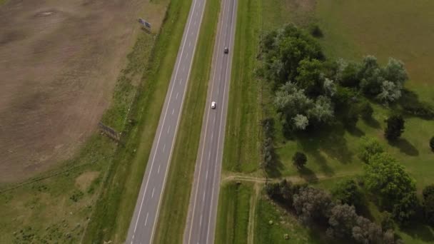 Güneşli Bir Günde Birkaç Araçla Birlikte Hava Üstgeçidi Kırsal Yol — Stok video