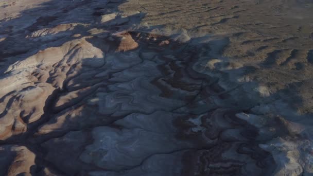 火星州立公園ユタ州 暖かい黄金の時間の日没の間に暗い谷と滑らかな岩の浸食されたマウンドと広大なエイリアンのような風景のドローン映像 — ストック動画