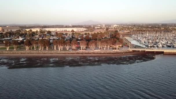 サンディエゴマリーナ カリフォルニア州 海岸道路とドッキングボートの空中ビュー — ストック動画